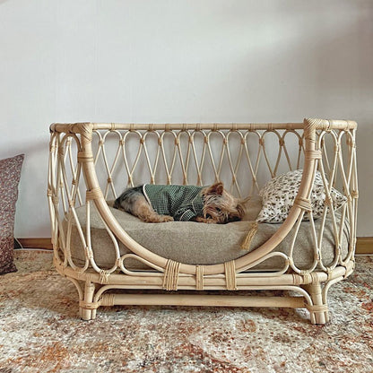 Cama en alto de Rattan hecha a mano Pawsessence Accesorio